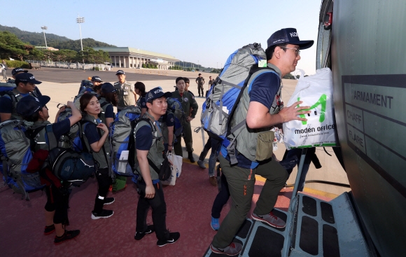 29일 오전 경기 성남시 서울공항에서 대한민국 해외긴급구호대(KDRT) 대원들이 출정식을 마치고 수송기에 물자를 싣고 있다. 라오스 세피안-세남노이 댐 사고지원을 위해 파견된 구호대는 현지 지역 주민의 감염병 예방 및 치료 활동을 할 계획이다. 2018. 7. 29. 사진공동취재단