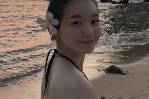 “해변의 여신” 강민경, 폭염 날리는 ‘청순+섹시’ 비키니 자태