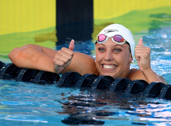 캐슬린 베이커가 28일(현지시간) 미국 캘리포니아주 어바인에서 열린 미국수영선수권대회 여자 배영 100ｍ 결승에서 58초00로 세계신기록을 세웠다. AFP 연합뉴스