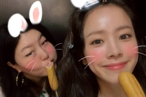 한지민, 절친 한혜연과 애교 넘치는 핫도그 먹방 “해피 바이러스”
