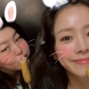 한지민, 절친 한혜연과 애교 넘치는 핫도그 먹방 “해피 바이러스”