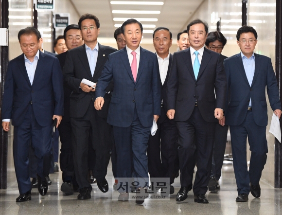 김병준(앞줄 오른쪽 두 번째) 자유한국당 비상대책위원장