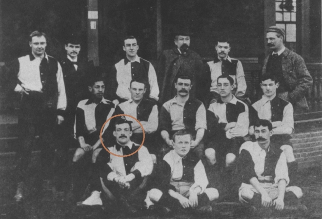1899년 어니스트 토마스 베델이 고베 KR&AC와 요코하마 YC&AC와의 축구대회에 선수로 참가해 기념 촬영한 모습. 이 날 경기에서 베델이 속한 고베팀은 요코하마팀에 7대 2로 패했다.