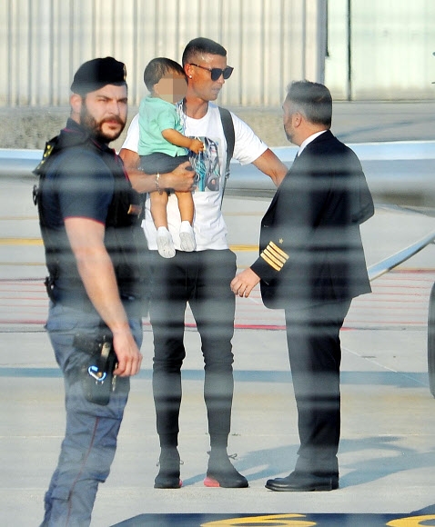 크리스티아누 호날두가 29일(현지시간) 이탈리아 토리노의 카셀 공항에 아들과 함께 도착하고 있다. EPA 연합뉴스