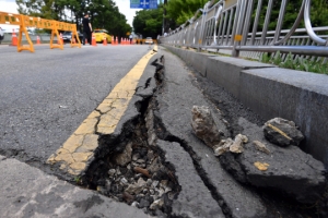 [서울포토] 폭염에 갈라지고 내려앉은 다리