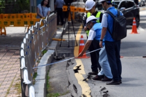 [서울포토] 폭염에 교량 균열… 사고 원인 조사