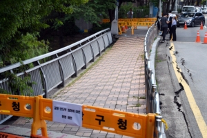 [서울포토] 분당서 배관 터져 교량 균열… 도로 통제