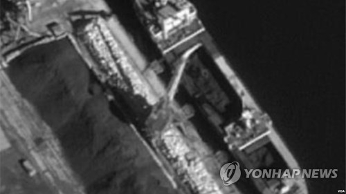 홀름스크 항에서 석탄 하역하는 북한 을지봉호