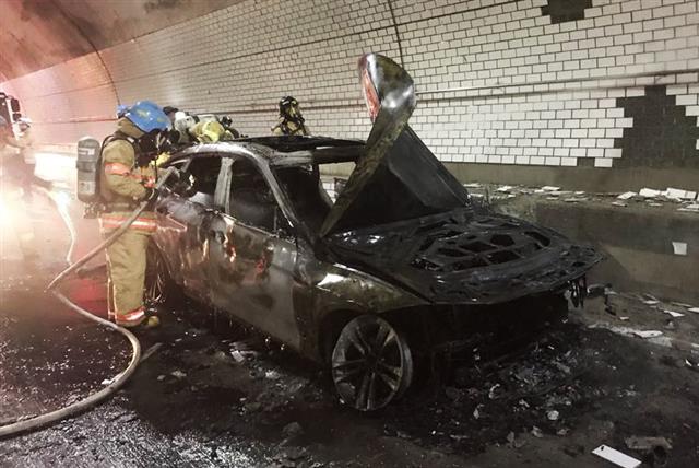 30일 낮 12시쯤 인천시 서구 수도권 제2외곽순환도로 인천~김포 방면 내 북항 터널에서 달리던 BMW차량에서 화재가 발생해 소방대원들이 화재를 진압하고 있다. 2018.7.30<br>서부소방서제공