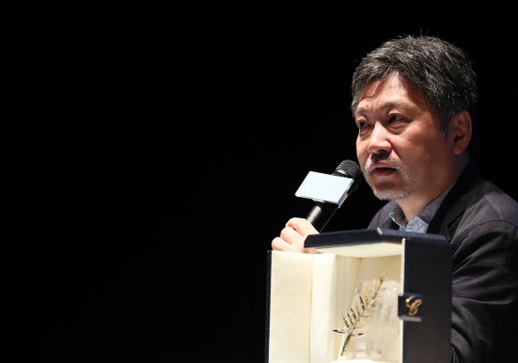 고레에다 히로카즈 감독은 ‘어느 가족’의 칸영화제 황금종려상 수상에 대해 아베 신조 일본 총리가 침묵을 지킨 데 대해 “정부가 축하의 마음을 표하는 건 영화의 본질과는 상관없는 문제이기 때문에 그런 화제는 되도록 피하고 싶다”며 “해결할 과제가 산적한 국회에서 내 영화가 정쟁의 소재가 되는 것도 편하지 않다”며 확대 해석을 경계했다.  연합뉴스