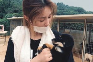 안혜경, 삼복 더위도 잊은 유기견 봉사 “사랑스러운 눈맞춤”