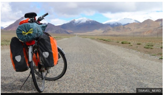 누구나 한 번쯤 중앙아시아 파미르 고원을 걸어서나 뛰어서나 사이클로 여행해보겠다는 꿈을 꿨을지 모르는데 끔찍한 일이 벌어졌다. 사진은 타지키스탄의 파미르 하이웨이를 달리는 한 사이클 여행자의 행장이다.