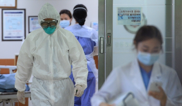 메르스가 유행하던 2015년 서울의 한 병원에서 의료진이 바쁘게 움직이고 있다. 2015.6.18.  박윤슬 seul@seoul.co.kr