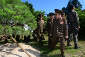 [포토] 남북정상회담 기념 소나무 살펴보는 北 안익산