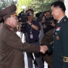 [포토] 악수 나누는 남북장성급회담 수석대표들