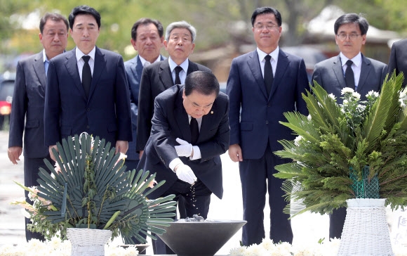 문희상 국회의장이 31일 오후 경남 김해시 봉하마을 고 노무현 전 대통령 묘역을 찾아 참배하고 있다. 2018.7.31  연합뉴스