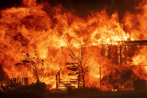 미국 캘리포니아주 북부에서 발화한 대형 산불이 급속도로 번지고 있는 가운데 31일(현지시간) 레이크 포트에 위치한 집이 불타고 있다. AP 연합뉴스