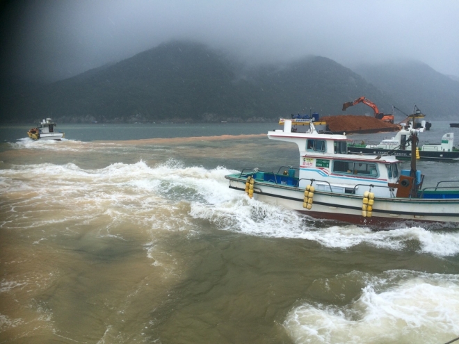 적조해역에서 황토를 뿌리며 적조방제작업을 하고 있는 방제선단