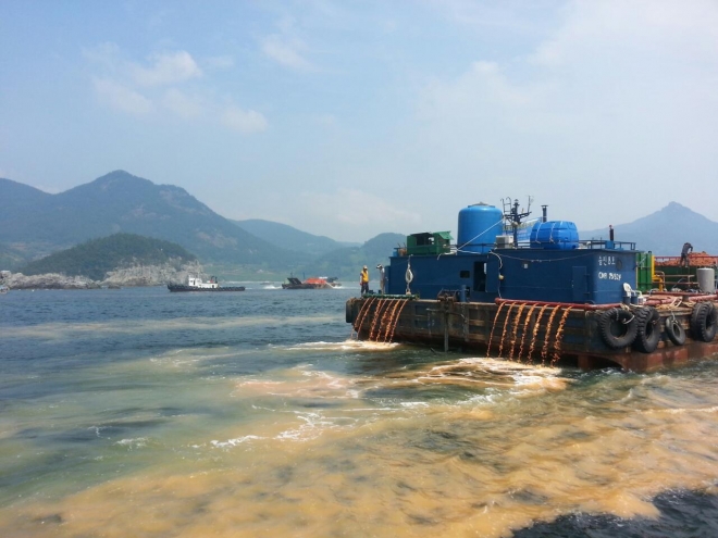 적조해역에서 황토를 뿌리며 적조방제작업을 하고 있는 방제선단