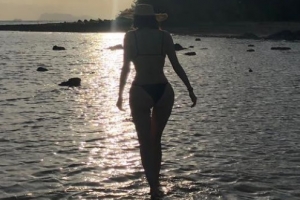 “그림같은 뒤태” 강민경, ‘골반 여신’의 환상 비키니 자태