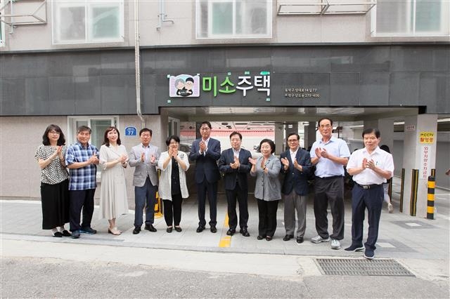 지난달 27일 서울 동작구 상도4동에서 열린 ‘미소주택’ 입주식에 참석한 이창우(왼쪽 여섯 번째) 동작구청장이 관계자들과 박수를 치며 기념촬영을 하고 있다.  동작구 제공