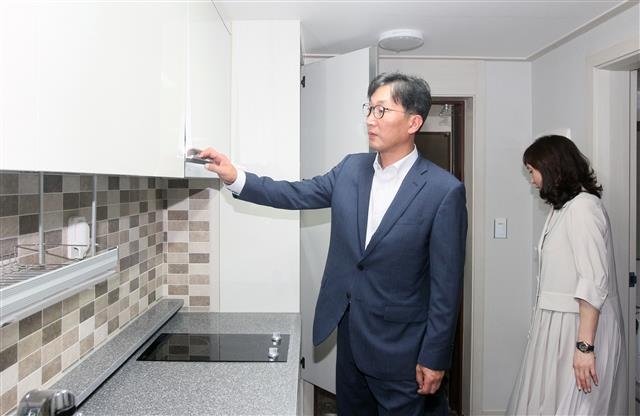 이 구청장이 지난달 27일 상도4동에서 열린 ‘미소주택’ 입주식에 참석한 후 주택 내부를 살펴보고 있다.  동작구 제공