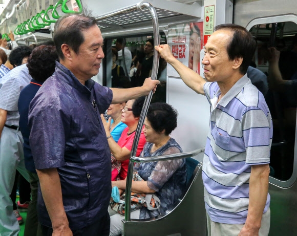 자유한국당 김병준(왼쪽) 비상대책위원장이 1일 지하철에서 시민과 이야기를 나누고 있다.  자유한국당 제공