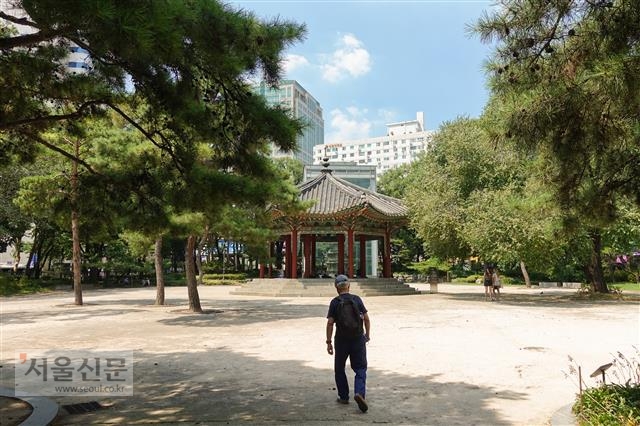 더위가 절정에 달한 1일 오후 한 노인이 인적이 끊긴 탑골공원에서 정자로 걸어가고 있다.  류재민 기자 phoem@seoul.co.kr