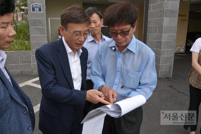 정하영(왼쪽) 김포시장이 사우동을 찾아 시민과 현안에 대해 얘기하고 있다. 김포시 제공