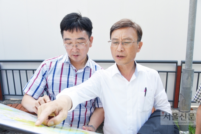 정하영(오른쪽) 시장이 풍무동에서 현안에 대해 지시하고 있다. 김포시 제공