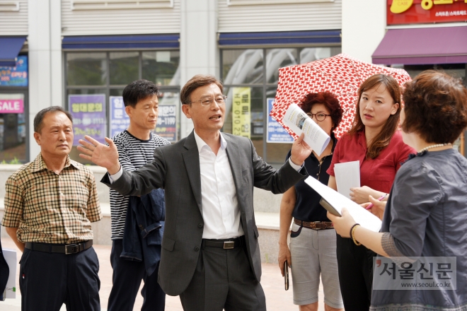 정하영(가운데) 김포시장이 장기동을 찾아 주민들과 지역현안에 대해 의견을 나누고 있다. 김포시 제공