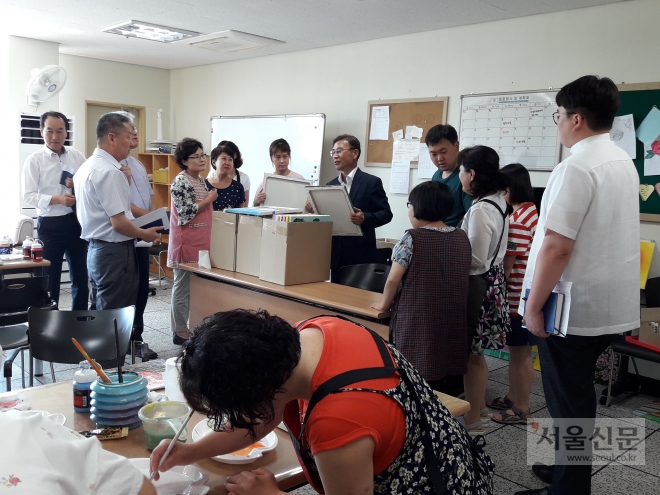 정하영 김포시장이 장애인복지관을 방문해 노인복지 대책에 대해 논의하고 있다. 김포시 제공 