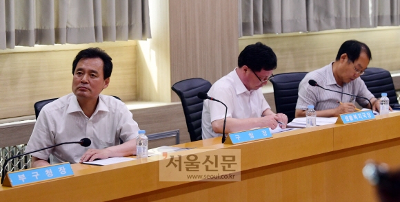 박겸수(왼쪽) 강북구청장이 지난달 30일 구청에서 열린 ‘청년정책 기본계획 수립을 위한 연구용역 중간보고회’에 참석해 전문가의 의견을 듣고 있다.  정연호 기자 tpgod@seoul.co.kr