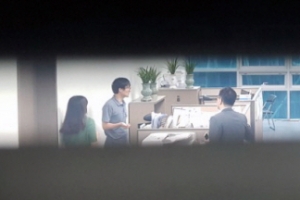 특검, 김경수 집무실·관사 압수수색… ‘드루킹 공범’ 적시