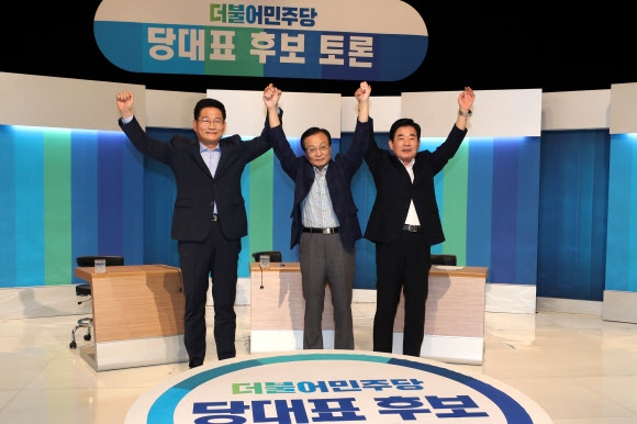 오는 25일 열리는 더불어민주당 전당대회에서 당권에 도전하는 송영길(왼쪽부터)·이해찬·김진표 후보가 2일 광주 MBC 사옥에서 열린 첫 TV 토론회에 앞서 손을 마주 잡고 기념사진을 찍고 있다.  광주 연합뉴스