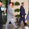 [포토] ‘숙소 나서는’ 리용호 북한 외무상, ARF 참석차 싱가포르 도착