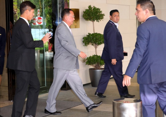 리용호 북한 외무상이 3일 오후 숙소인 싱가포르의 한 호텔을 나서고 있다.   연합뉴스
