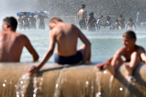 2일(현지시간) 프랑스 파리 트로카데로 광장 근처 분수에서 파리시민들이 물놀이를 하고 있다. 최근 유럽은 아프리카에서 올라오는 뜨거운 공기의 영향으로 기온이 40도가 넘는 지역이 속출하는 등 폭염에 시달리고 있다. 2018.8.2 AFP 연합뉴스