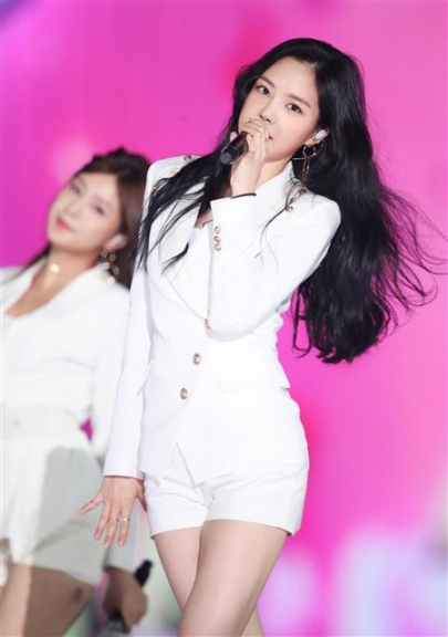 에이핑크 손나은이 2일 오후 서울 구로구 고척 스카이돔에서 열린 ‘2018 코리아 뮤직 페스티벌’(코뮤페)에 출연해 화려한 공연을 선보이고 있다. 2018.8.4.<br>뉴스1