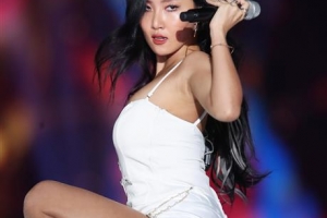 [포토] 마마무 화사, 무대를 장악하는 아찔한 퍼포먼스