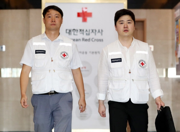 4일 오전 서울 중구 대한적십자사(한적) 본사에서 한적 실무진들이 판문점으로 출발하고 있다. 한적 실무진들은 이날 판문점에서 북측 조선적십자회와 오는 20∼26일 열리는 이산가족 상봉행사의 최종 대상자 명단을 교환할 예정이다. 2018.8.4  연합뉴스