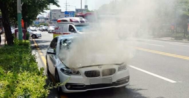 4일 오후 2시 15분께 목포시 옥암동 한 대형마트 인근 도로에서 주행 중인 2014년식 BMW 520d 승용차 엔진룸에 불이 나 연기가 치솟고 있다. 경찰과 소방 당국은 결함 등 화재 원인을 파악하고 있다. 2018.8.4 [전남 목포소방서 제공] 연합뉴스