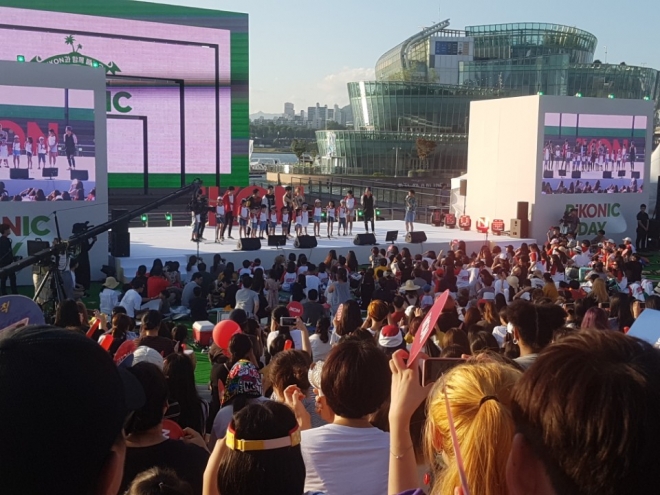 아이콘이 4일 서울 서초구 한강공원 예빛섬에서 열린 ‘피코닉데이’ 행사에서‘사랑을 했다’를 부르고 있다. 2018.8.5  오달란 기자 dallan@seoul.co.kr