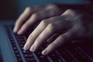 ‘클릭하면 신종코로나 감염자 확인?’ 경찰, 가짜뉴스·스미싱 범죄 내사한다