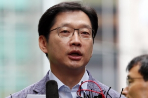 특검, 혐의 부인하는 김경수에 구속영장 청구 고민