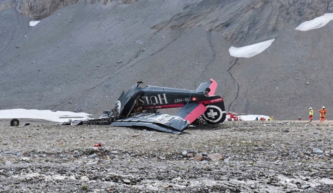 4일(현지시간) 스위스 알프스 산맥의 피츠세그나스산에서 추락한 JU-52 HB-HOT 항공기의 잔해  플림스 AP 연합뉴스  