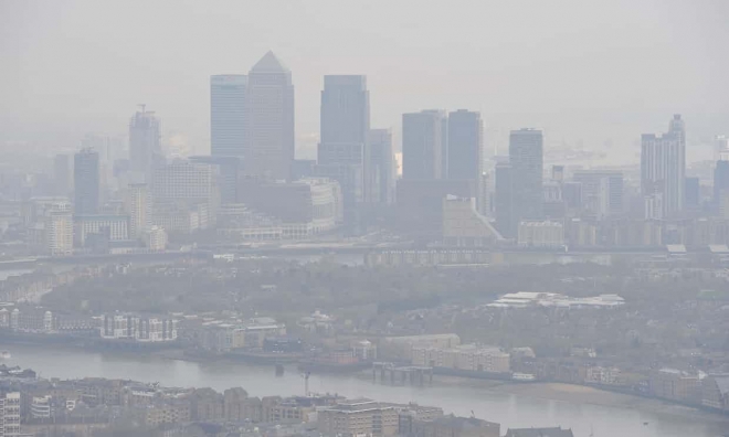 스모그로 뒤덮인 런던의 스카이라인. 런던 시민은 스웨덴에 사는 사람들보다 대기 오염으로 인한 사망률이 64배나 높다는 조사결과가 지난해 발표되기도 했다. AP 제공