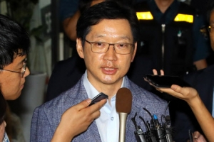 [포토] 김경수 18시간 밤샘조사후 귀가…“유력증거 확인 못해”