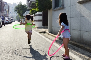 [박상익의 사진으로 세상읽기] 공중부양 소녀