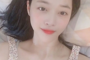 설리, 팬들 향해 상큼한 윙크 ‘과즙美 팡팡’